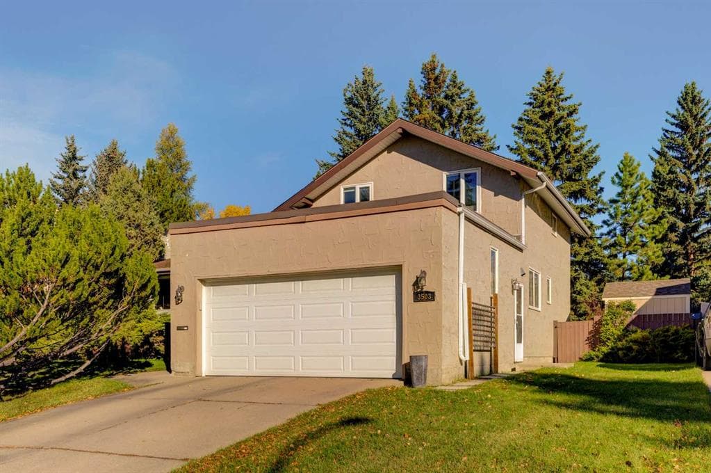 Front elevation of the original Varal Road home before renovation.